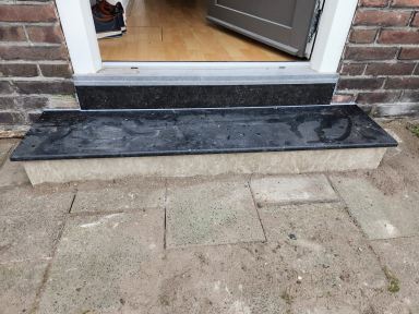 Nieuwe opstap bij voordeur gerealiseerd