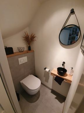 Toilet in Rosmalen, vol eiken meubel en afdekker uit eigen werkplaats