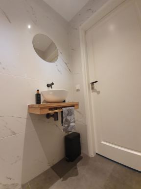 Ruim toilet in Vlietdijk met fonteinmeubel uit eigen werkplaats