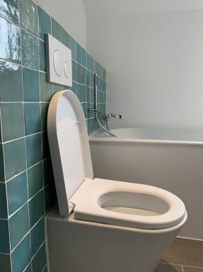 Badkamer renovatie in Corona tijd, Beek en Donk. Inbouw reservoir is een Geberit met ingebouwde toiletreinigingsblokjes systeem. Ideaal bij toilets zonder spoelrand.