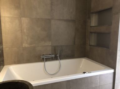 Bubbelbad in nieuwe badkamer in Almere