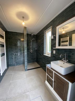 Badkamer geheel in stijl gemaakt met klassieke elementen