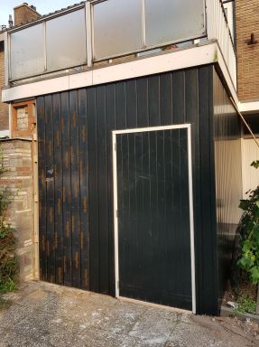 Een garage met bekleden met MILIN kunststof gevelbekleding in Alblasserdam