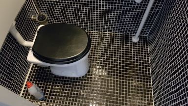 Renovatie wc en badkamervloer vernieuwen klussenier alphen aan den rijn