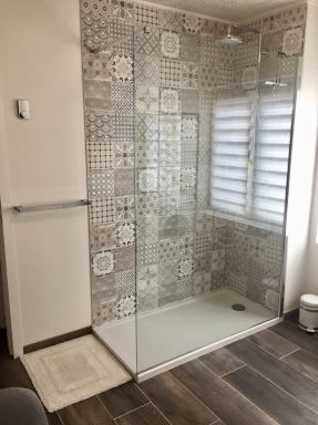 Renovatie badkamer met o.a. vernieuwen inloopdouche te Ninove