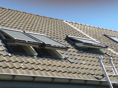 Vervangen oude dakramen door Velux wentelramen met Integra buiten zonneschermen te Oordegem