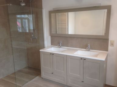 Renovatie badkamer met landelijk meubel,inloopdouche en ligbad te Kalken