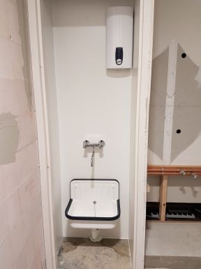 Verbouwing badkamer en toilet ( natte groep ) in Boxtel spoelruimte met elektrische doorstroomboiler