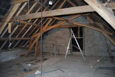 oude situatie van de hooizolder van de boerderij in Nuenen alwaar 2 kamers zijn gemaakt. Dak van binnenuit  geisoleeerd, wanden geplaatst
