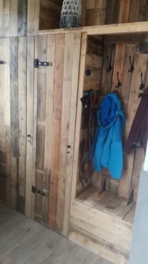 meterkast en extra bergkast gemaakt van sloophout voor een stoere uitstraling , woning te Nuenen