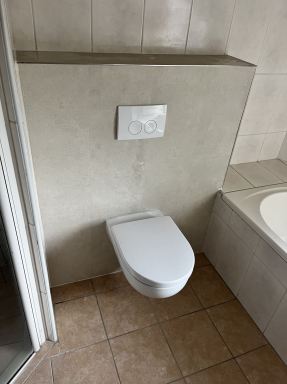 Toiletreservoir vernieuwd bekleed met kunstof panelen voor badkamer, Aalten