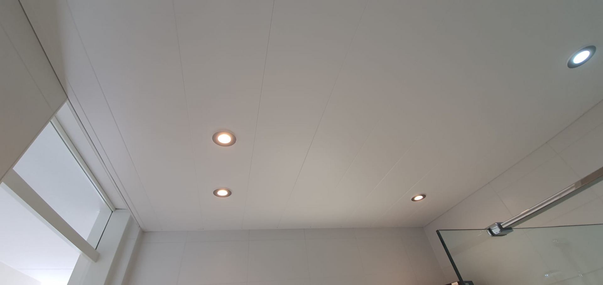 Plafond van matte kunststof panelen met inbouwspots verlaagd - De Klussenier Jacob