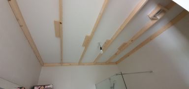 Plafond van afwasbare matte kunststof panelen met inbouwspots verlaagd