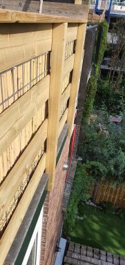 Dakterras met nieuw hekwerk met bamboe en nieuwe vlonderplanken in Dordrecht