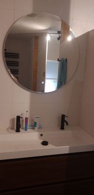 Badkamer renovatie / wandmeubel en spiegel