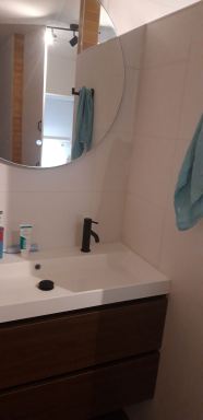 Volledige badkamer renovatie Maarssen.
Wandmeubel en spiegel.