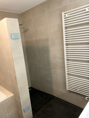 Luxe badkamer gecreëerd in nieuwbouwwoning in Lelystad.