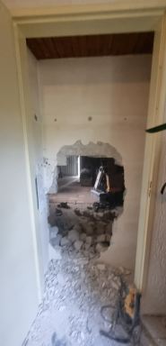 Woningsplitsing:  Doorbraak naar de garage voor de nieuwe badkamer