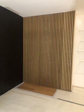 Akoestische wandpanelen als onzichtbare deuren voor een kast geplaatst in een appartement in Den Haag