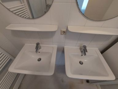 Twee nieuwe wastafels met sanitair geplaatst in Dordrecht