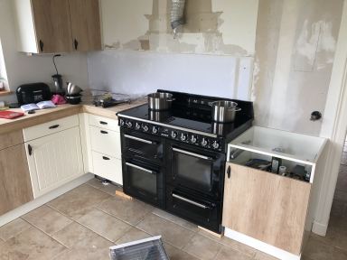 Stap 4 installatie van het nieuwe fornuis en keukenkastje aan de rechterzijde