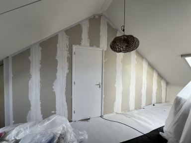 Zolderwand plaatsen ter voorbereiding op behangen in Nieuwleusen